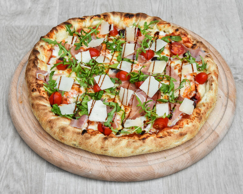 Tomates, fromage, jambon cru, tomates cerise, Mozzarella, Parmesan, roquette et balsamique.33 cm.