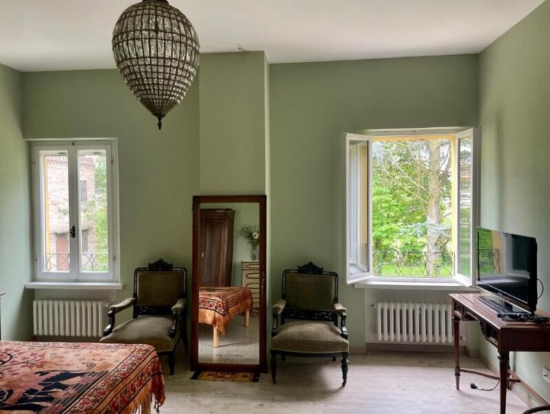 Dettaglio Camera con Vista Giardino