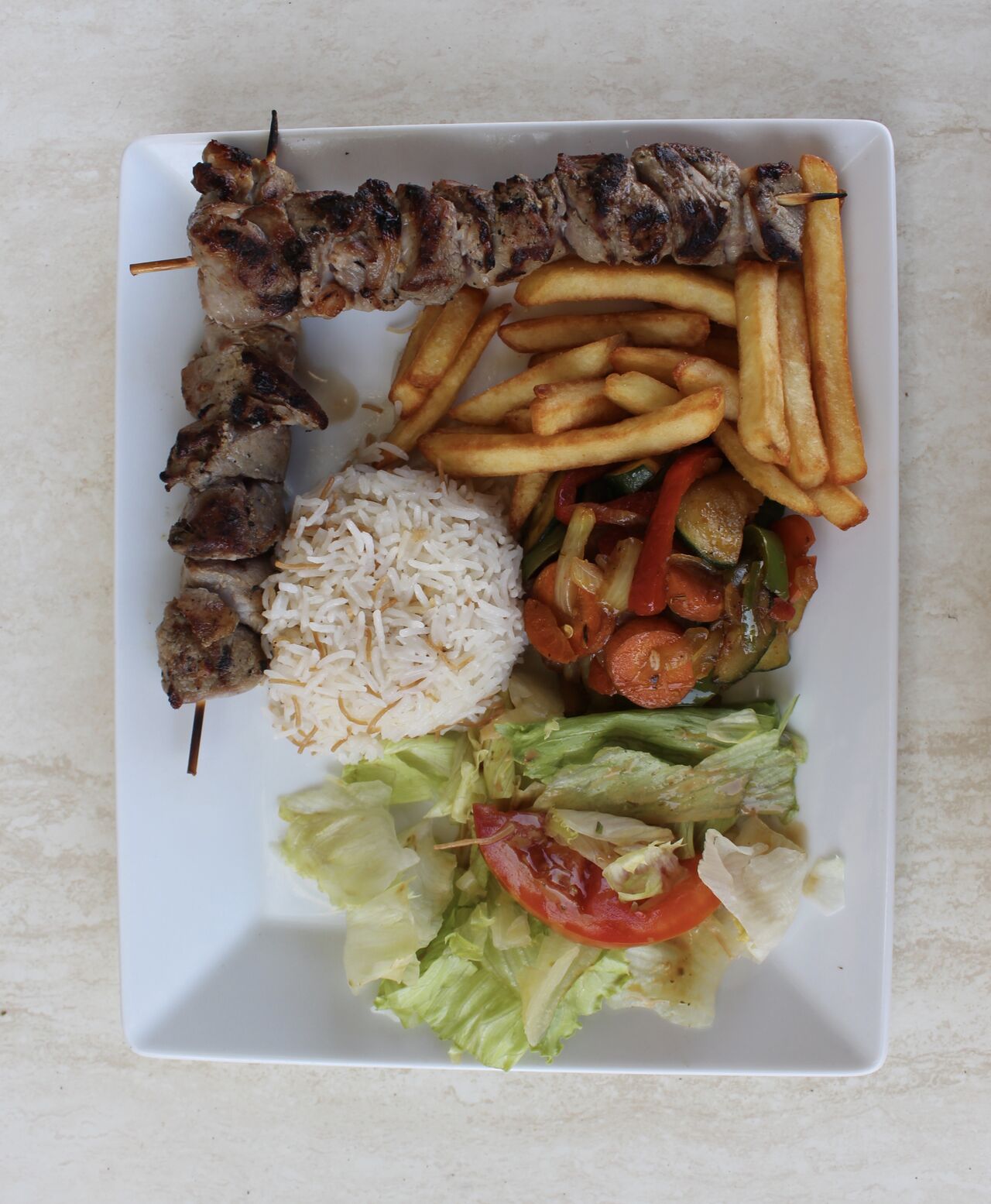  Assiette brochettes d’agneau 