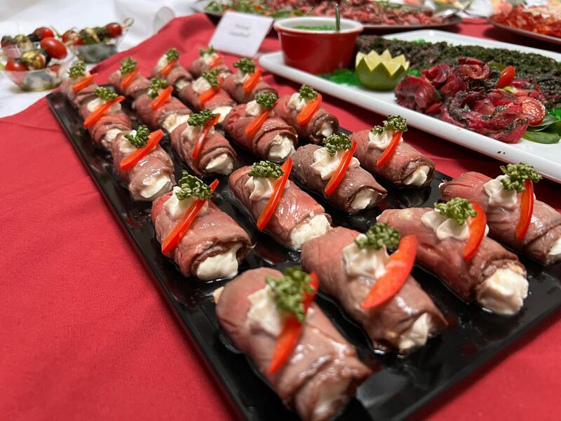 Rostbief rolky s křenovou pěnou 