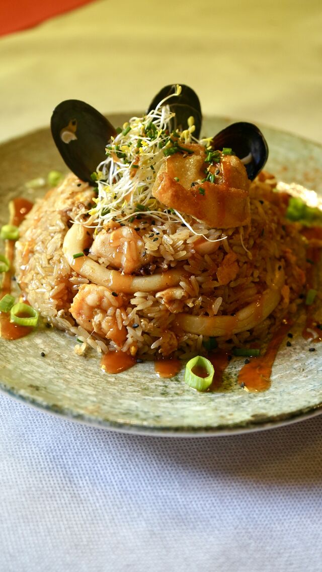 ARROZ CHAUFA DE POLLO O MARISCOS 