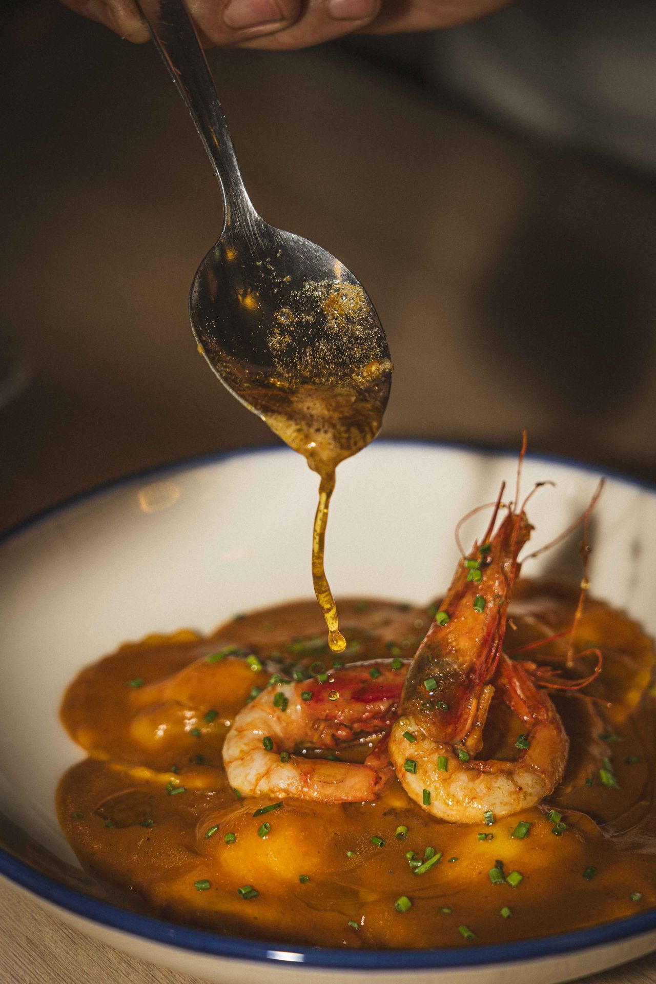 ravioli casero de gambas con bísquet de azafrán