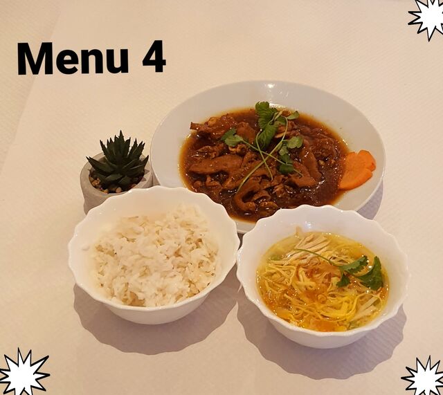 *Soupe de légumes au poulet
*Porc au caramel
*Riz nature 