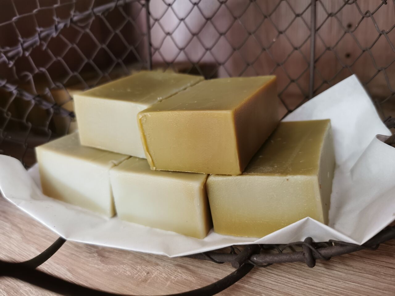 Notre savon et notre shampoing fabriqués avec le lait de nos chèvres.