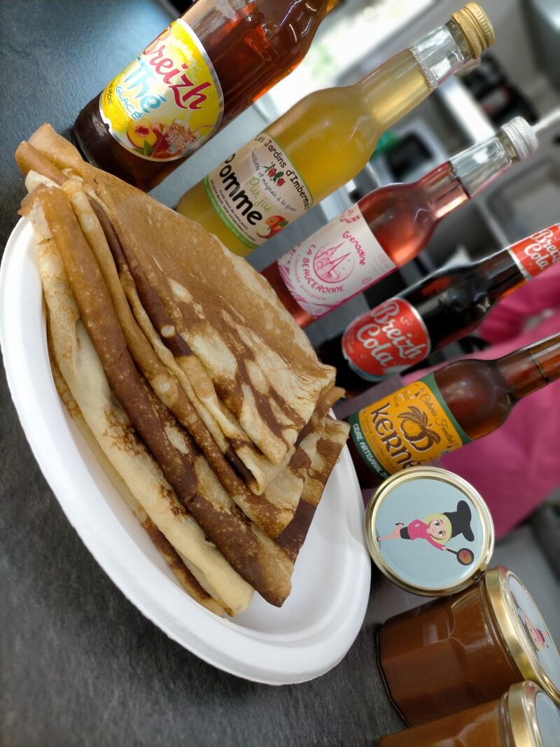 Crêpes, caramel au beurre salé maison, boissons artisanales, cidre brut le Kerné, Breizh cola...des bons produits Chez Zaz.