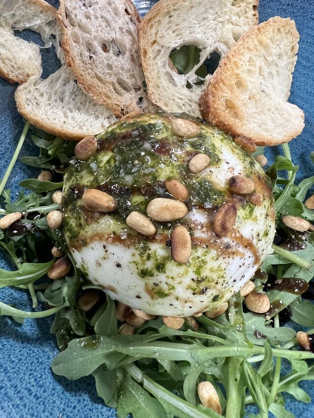 La Burrata Di Bufala, Huile d’Olives Marquiliani, Pignons de Pin Torréfiés, Roquette et Condiments au Basilic