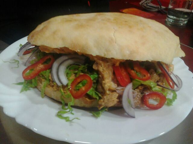 Specijalitet kuće,Chill Bill (sjeceni,marinirani komadi mesa,peceni na rostilju s 4 vrste salate i Chilipeppers umakom unikatne 