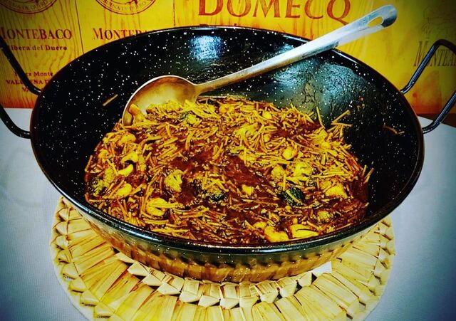 FIDEUA NEGRA DE VERDURAS, SEPIA Y GAMBITAS