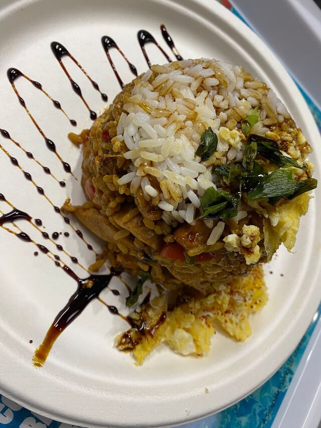 Pui în stil asiatic cu ou și orez alb 