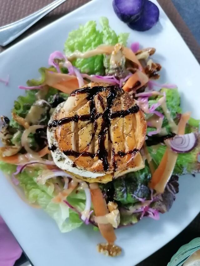 Salade de chèvre frais d'Ampus en croûte de noix