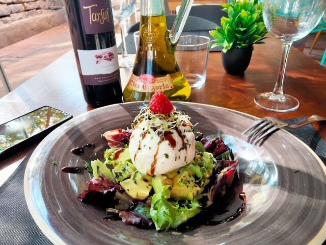 Timbal de burrata, alvocat i tomàquet.