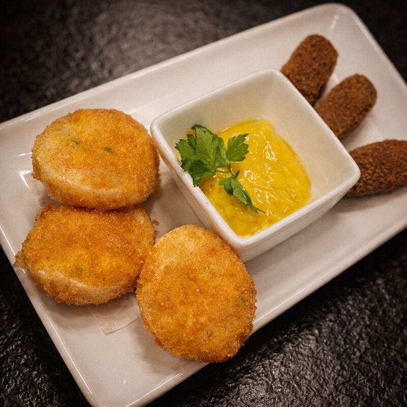 Pratinho com ovos verdes e croquetes