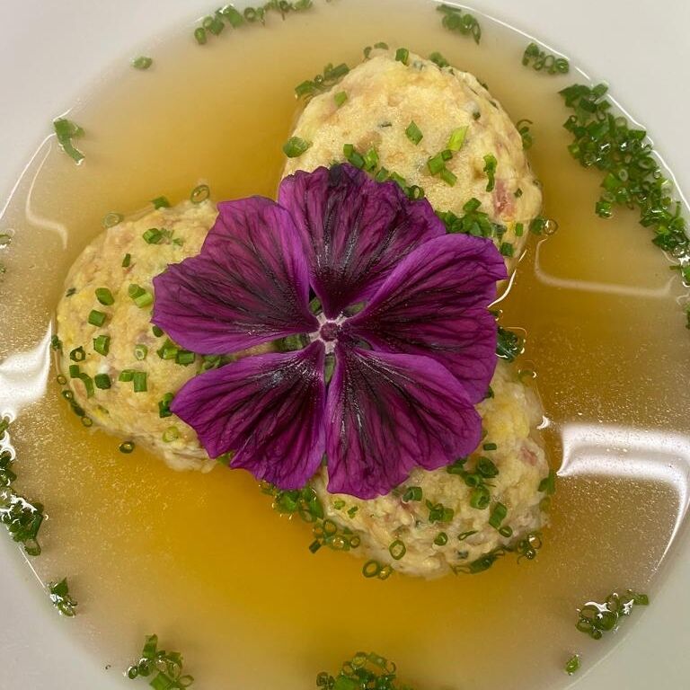 Speckknödel in der Suppe