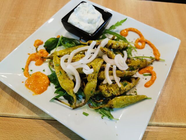 Peperoni gegrillte mit Tzatziki