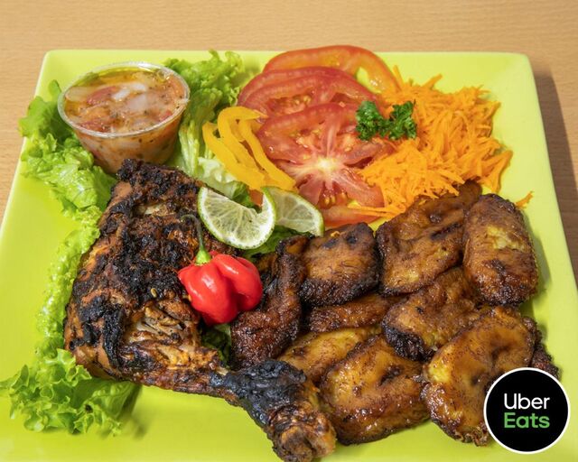 Poulet braisé accompagné de ses bananes plantin ou frites et sa sauce verte
8,00€