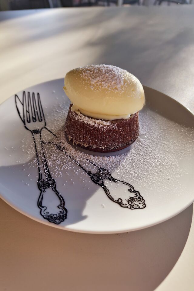 Tortino al cioccolato con gelato alla crema