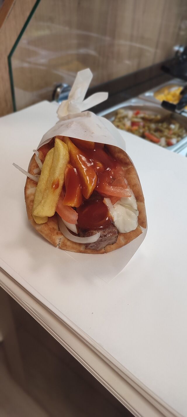 Pita gerollt mit griechischer Suvlaki Zaziki und Curry Sauce!!