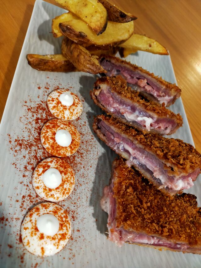 Cachopo asturiano con ternera de Sierra Nevada, queso Cabrales, espárragos y jamón de Trevelez.