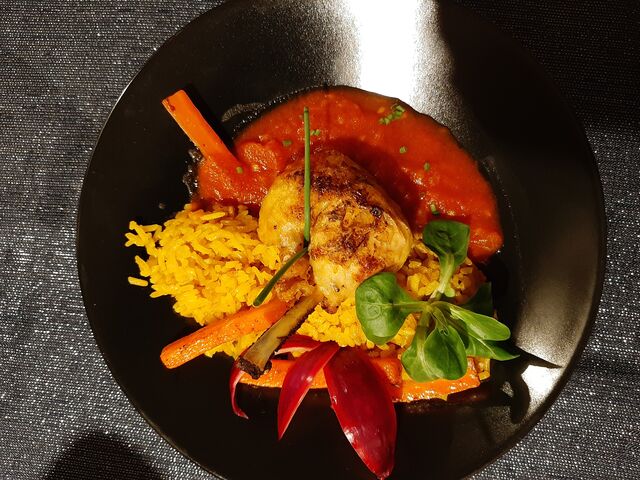 Riz pilaf au curcuma, carottes glacée à brun et sa jambonnette de volaille au concassé de tomate 