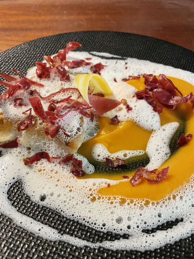 Pavé de merlu, mousseline de patates douces, émulsion chèvre & coppa crisi