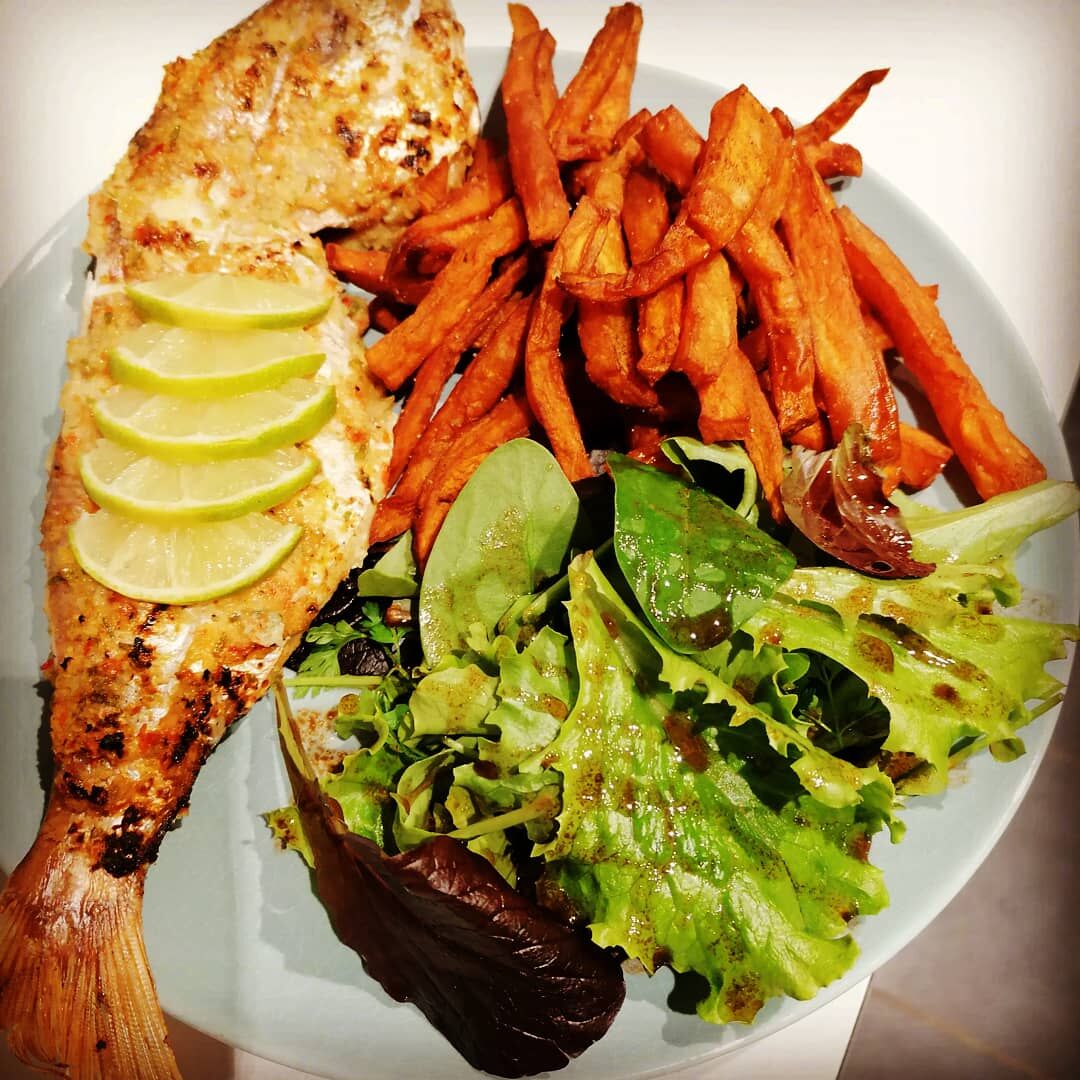 Poisson grillé et frite de patate douce
