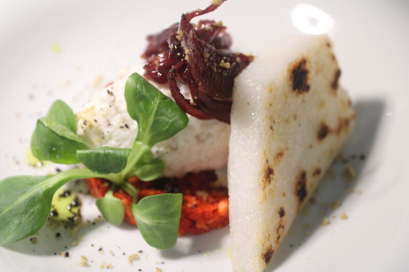 Baccalà mantecato con cipolla caramellata e pesto in rosso