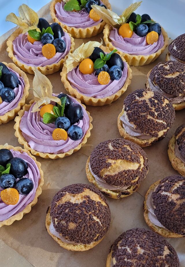 Francouzské mocca větrníky a tartaletky s ostružinovým krémem