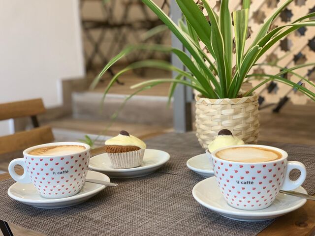 ¿te apetece un café? ven y disfrútalo con un delicioso Cupcake casero de zanahoria. 