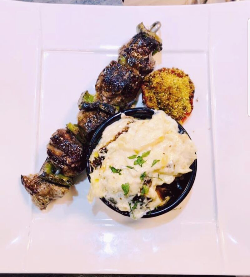 Brochette de boeuf accompagnée de gratin dauphinois et tomate provençales 