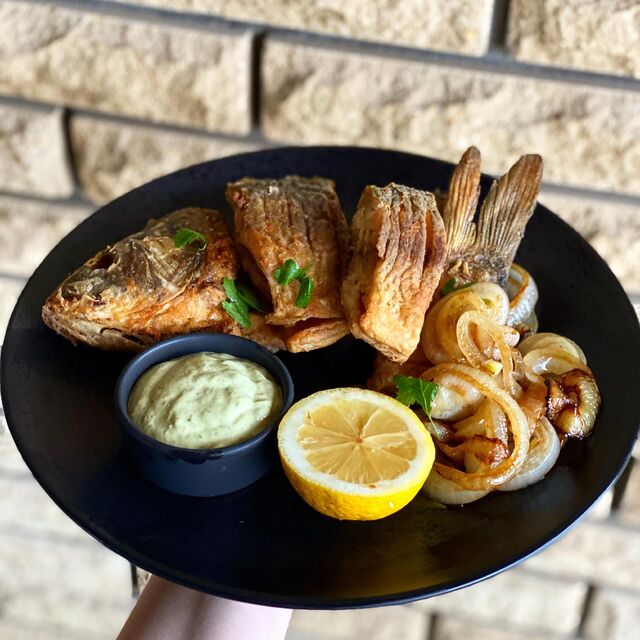 Короп смажений з часниковим соусом.