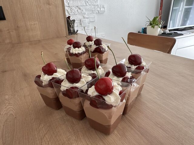 Mini deserki mus gorzka czek/mleczna czek/frużelina wiśniowa