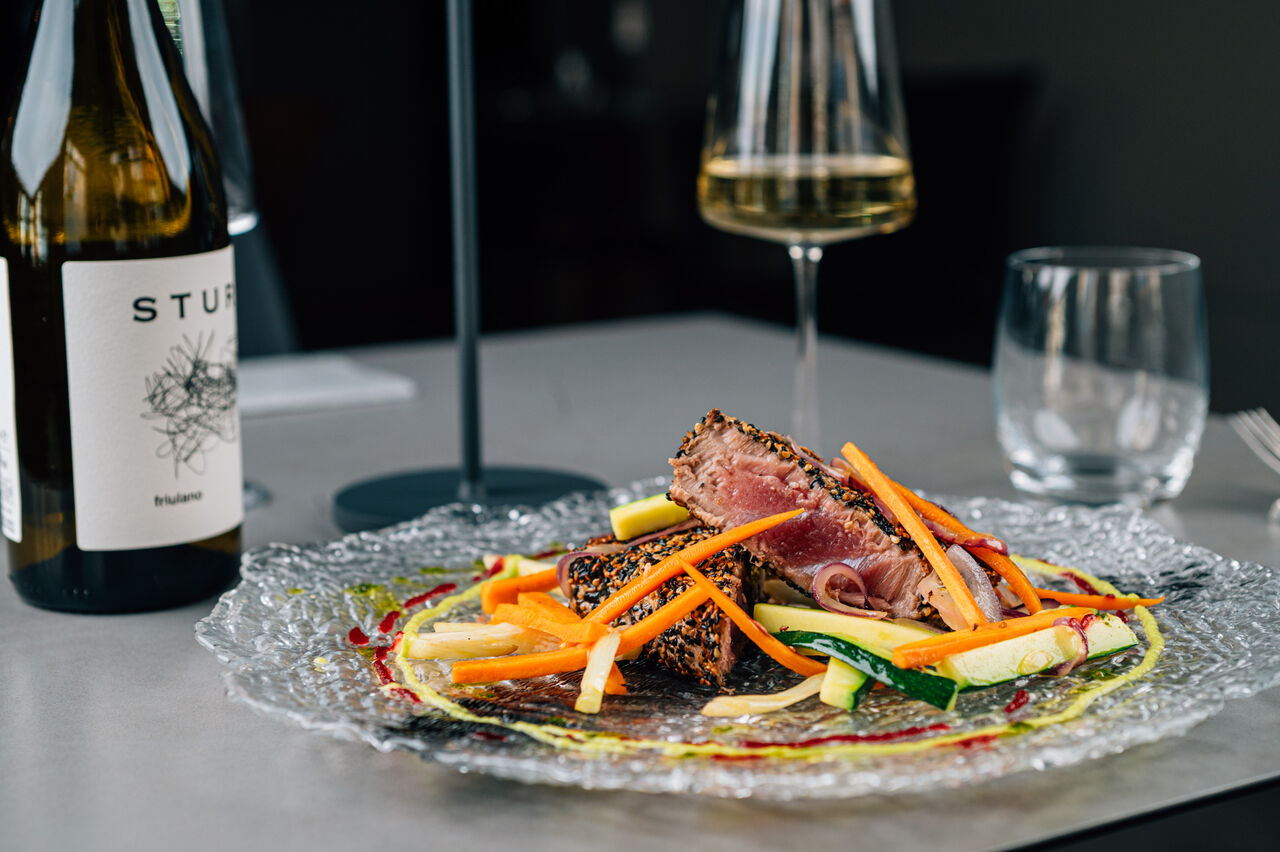 Tonno scottato al sesamo
servito con verdurine di stagione