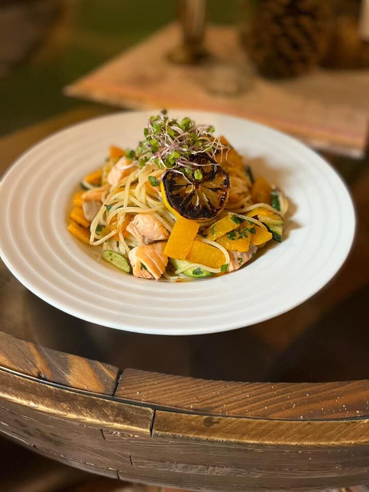 Špagety s lososem, dýní a cuketou