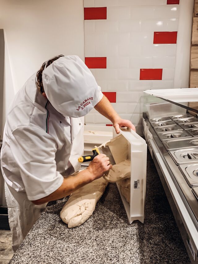 Nous fabriquons notre pâte à pizza chaque jour avec des farines italiennes