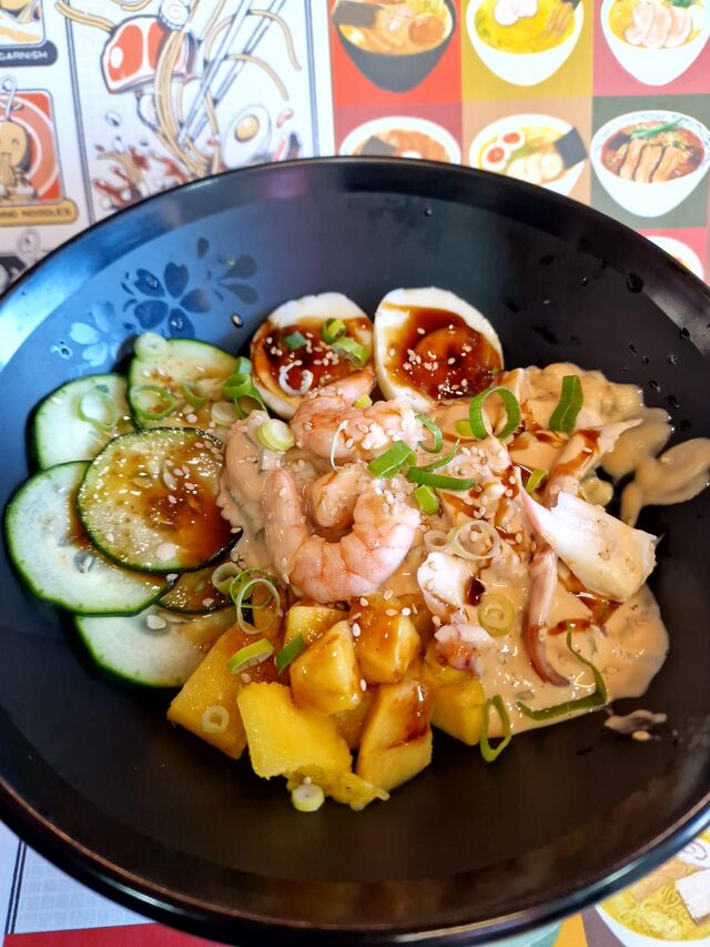 Poke bowl de camarão e tentáculos