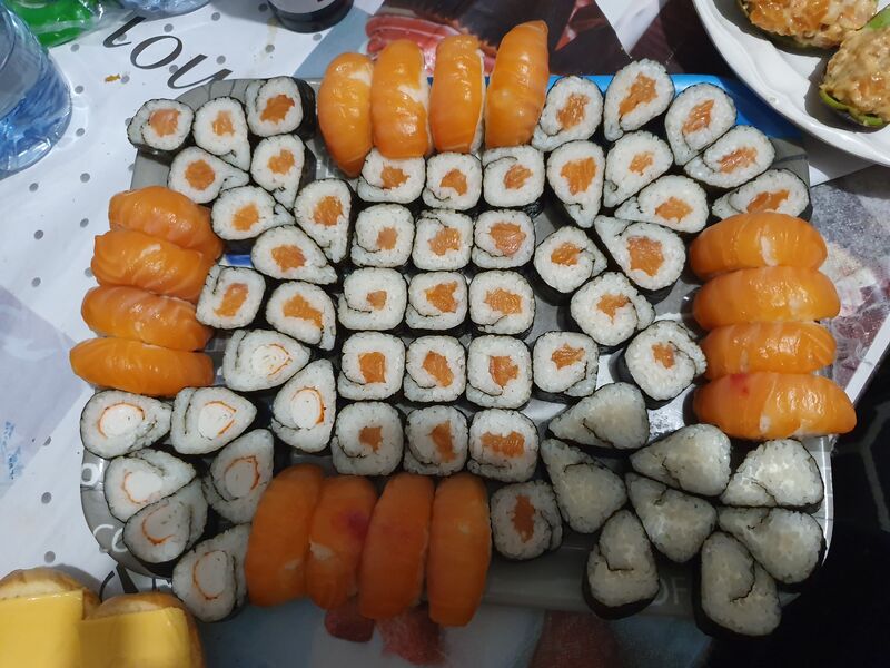 Plateau de 50 pièce
_ Sushi
_ Maki
_ California