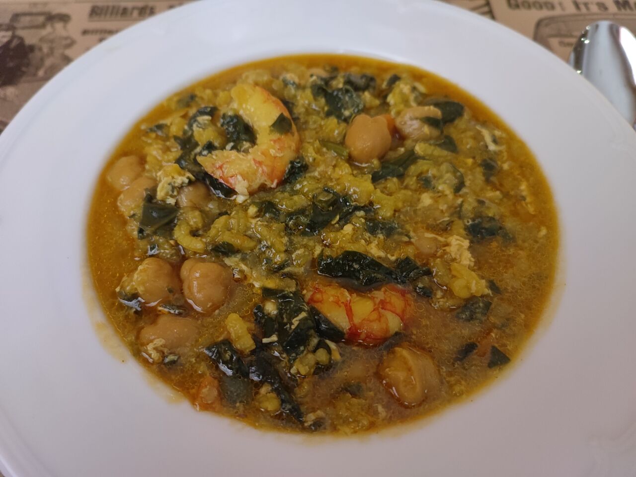 Potaje de garbanzos con espinacas y gambones
