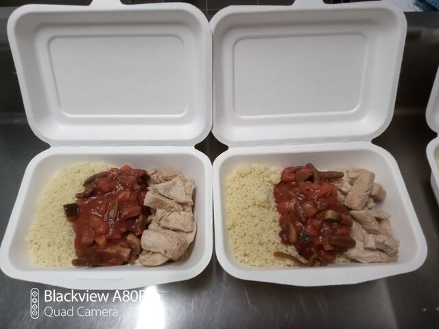 Emincé de poulet aux petits légumes à la tomate et semoule.