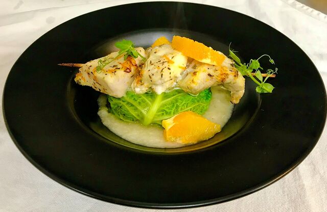 Brochette de poisson à l'orange, chou farci au riz noir