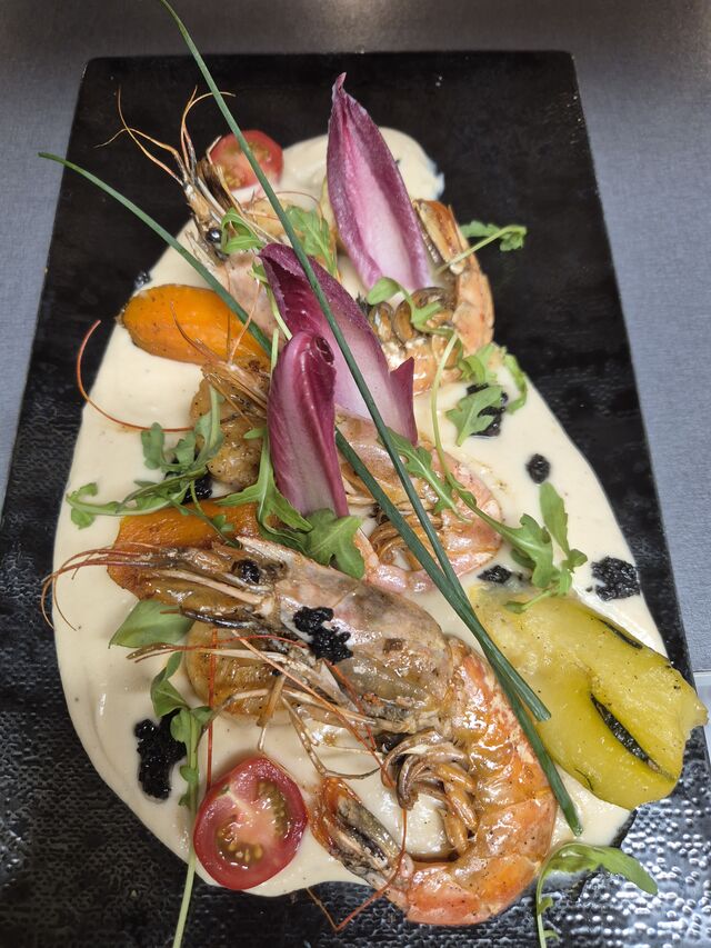 Duo de Saint-Jacques et gambas, velouté de céleri-rave truffé, légumes