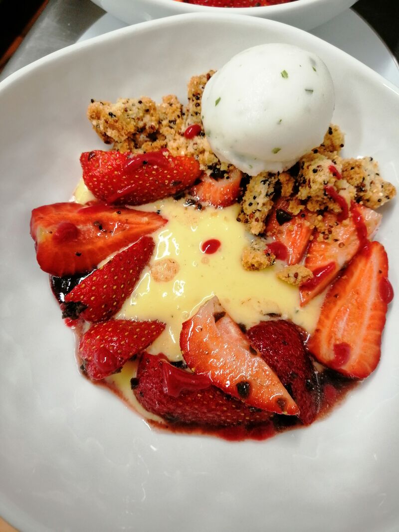 Dessert crémeux citron, fraises d'Alsace et sablé quinoa