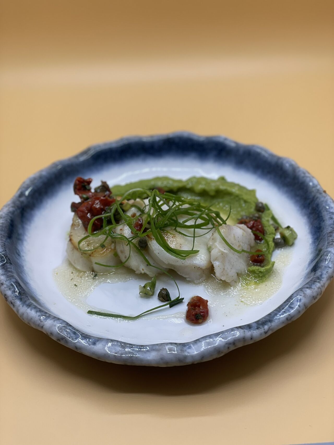 Les médaillons de lotte purée de petits pois, vinaigrette agrume