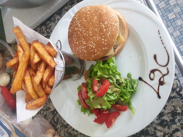 Nos enfants sont de la partie. Burger frites maison 