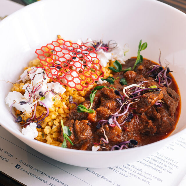 Lassan főzött báránypörkölt