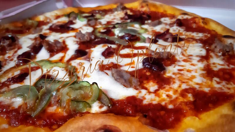 Bud Spencer
Fondo a base di pomodoro e 'nduja, mozzarella, fagioli rossi, peperoni e salsiccia