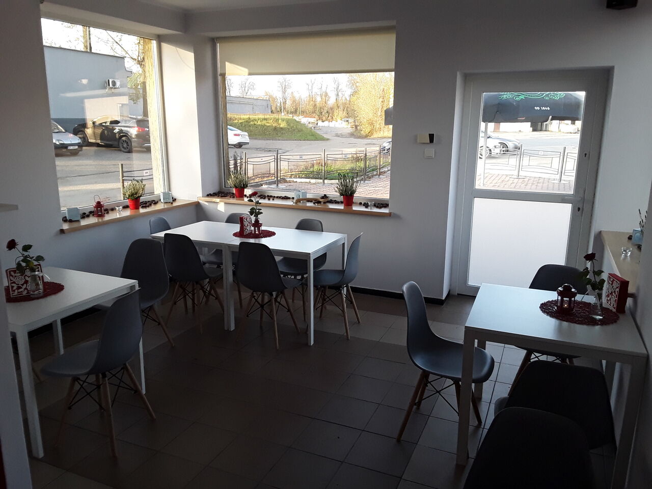 Nasz lokal w środku - widok na parking.