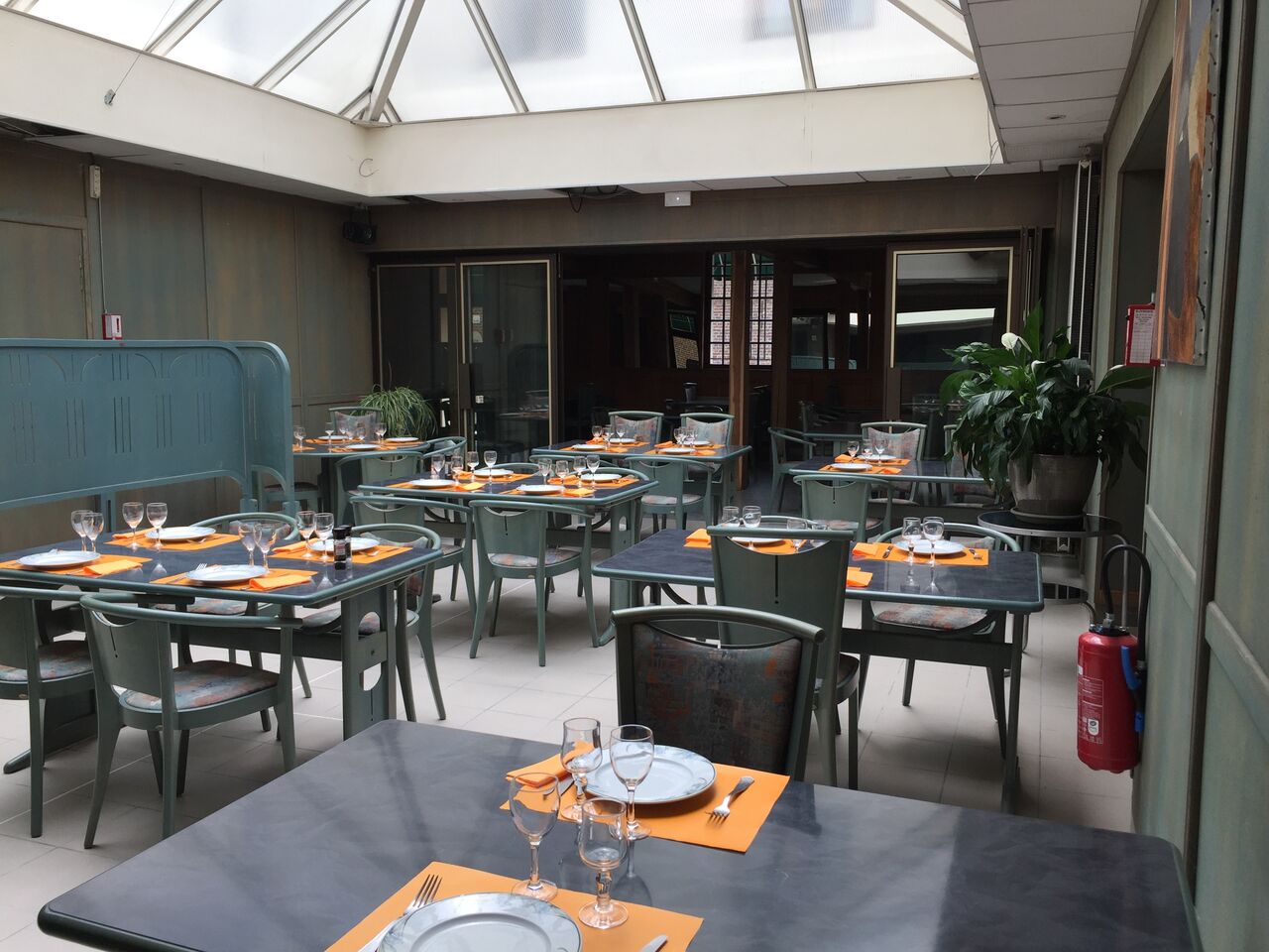 Salle lumineuse sous la verrière