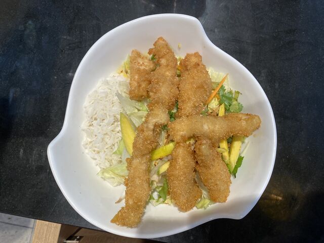 Mango Bowls Mit Salat und panierten Hühnerfleisch 