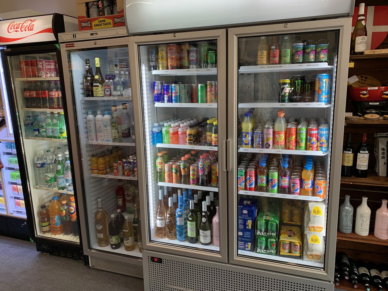 Plus de 90 boissons fraiches. Bières, soda, bouteille 1L, canette, eau, (jus de pomme, poire, myrtille Savoyard), alcool apéro. 