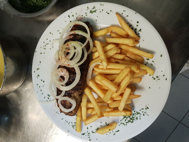 Bifteki (Hacksteak gefüllt mit Schafskäse) 